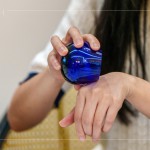 將油品盛裝在專業(yè)品油杯中，不只透過(guò)嗅覺、味覺，更透過(guò)將油倒在皮膚上的觸感，直接的感受天然橄欖油的滲透變化。