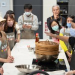 再次邀請廚藝職人 ＃吳志杰師傅(右一)，身懷30年以上的廚藝經(jīng)驗，研究出最有口感的蘿蔔糕作法，不藏私的傳授給新業(yè)家人們。