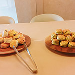 佐羅勒、蒜泥及鮮榨橄欖油製成的鹹司康別有一番風(fēng)味。