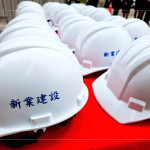 戴上工程帽如同披上鎧甲，每一步築跡都能走得踏實(shí)而穩(wěn)健，成為頭頂之上無(wú)聲的守護(hù)者。