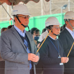 新業(yè)團隊齊聚，眾人一心，手持炷香，煙氣霧氣交織，裊裊上升，願直達天聽，透過聲聲祝禱，傳遞心中滿懷的期盼與感恩。(左一為新業(yè)建設(shè) 穆椿松 創(chuàng)辦人，左二為卓勝隆 董事長)