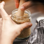 將味噌原料充分混合後裝罐，層層壓實，手作的溫度與節(jié)奏，讓每一罐味噌都帶著獨一無二的個人印記。