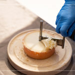 半硬質(zhì)家族的修道士(TETE DE MOINE)，呈小型鼓狀，外殼有點(diǎn)油膩、呈褐色，乳酪團(tuán)結(jié)實(shí)且濃郁，隨著熟成顏色會加深，以轉(zhuǎn)臺式乳酪削切器，削成花摺邊小花苞。