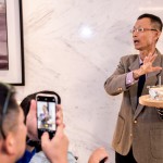 老爹現(xiàn)場親自示範了乳酪現(xiàn)刨秀，在眾人們的驚呼下，刨出一朵朵康乃馨花瓣來，難得的機會能親眼見識這般技藝，新業(yè)家人們紛紛拿出手機拍下紀錄！