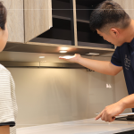 廚櫃下的加裝式崁燈，創(chuàng)造貼心的照明效果，為廚具空間增添另一份溫暖，也讓使用上更安心。