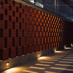 獨特的紅磚砌牆，錯落的完美設(shè)計，讓原本夜晚較為陰暗的小巷增添了意外的人文氣息。