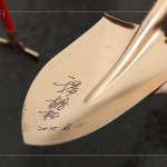 新業(yè)建設(shè) 創(chuàng)辦人 穆椿松先生，於金鏟子上簽名，象徵著開(kāi)工誌慶，步步啟程。