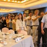 同仁們互相舒緩筋骨、鼓舞激勵、調(diào)整節(jié)奏，開啟一天的課程，同時(shí)也圈起彼此情感與向心力。