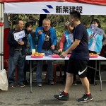 現(xiàn)場(chǎng)新業(yè)建設(shè)穆椿松名譽(yù)董事長(zhǎng)（左二）與卓勝隆董事長(zhǎng)（左一）引領(lǐng)大家，加油吶喊給予跑者支持。