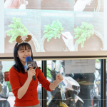 再次攜手 ＃蒔嚐花藝 shibashiba florist，帶領(lǐng)手綁半月型聖誕花圈，將這一年的珍藏，編織成一圈圈的溫柔。