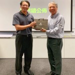 課程尾聲，新業(yè)建設(shè)榮譽(yù)董事長(zhǎng)－穆椿松先生準(zhǔn)備禮品致贈(zèng)，感謝王永福講師帶給我們精采充實(shí)的教育訓(xùn)練。