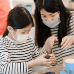 溫柔仔細(xì)的叮嚀，默默在旁靜靜看照，放手讓孩子盡情的發(fā)揮，在課程中找到手作帶來的自我可肯定與完成後的感動。