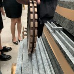 現(xiàn)場除了大型切割器，這個狀似迷你輪胎的器材，是讓石材切割出止滑溝的秘密武器，可謂小兵立大功！