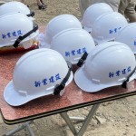 新業(yè)總是將住戶的需求與期待放在心上，每一頂工程頭盔不僅代表專業(yè)，也象徵著與建築師心起手應、一同築起願景的默契。