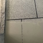 海綿擦拭前(下)後(上)的對比，讓隔著層層水泥的石子掀開神秘的面紗，重見天日。