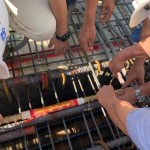 樓頂安裝金色的中樑即為上樑，建築就是一步一步紮紮實實地築步就班。