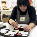 將羊毛皂一一裝入禮盒，千辛萬苦完成禮盒包裝，每個步驟絕不馬虎。