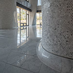 表面貼滿小小的圓形馬賽克磚，呼應曲柱的圓潤特色