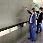 臺中市文化局副局長曾能汀先生（圖右一）偕同新業(yè)建設(shè)卓勝隆董事長（圖左一），一同於文學公園的水寫詩牆提筆揮毫，為為期11月的鐵道文學特展拉開序幕。