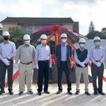 新業(yè)建設(shè) 穆椿松名譽(yù)董事長(右四)、卓勝隆董事長(右三)帶領(lǐng)新業(yè)團(tuán)隊，祈求保佑人員平安、工程順利。