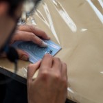 應景的虎兒，沿著線條剔除邊角，有深有淺，豐富版畫的層次感，實際感受手感的溫度。