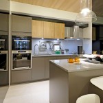 巧思哲學的私廚空間，開放式中島結合餐桌，善用空間的設計，可以是備料空間，也可以是小朋友書寫玩樂的地方，省時簡約的廚房場域，只為了留給家人更多愛的時間。