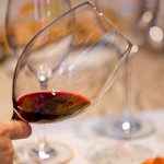 輕微傾斜酒杯，燈光穿越酒體，可以依稀看見隱隱透出的紅色光澤，呈現(xiàn)出酒品的不同狀態(tài)。