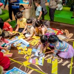 有趣又益智的拼圖互動遊戲，考驗每位小探險家的反應(yīng)力與觀察力，夥伴們一起合力完成這片散落的邀請函。