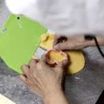 將麵糰壓成合適的厚薄度，壓上俏皮的造型圖案，輕輕搖晃讓模具與麵糰脫離，再用刮板將成品移至烤盤(pán)上，待烘烤餅乾就快完成囉！。