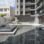 暖陽撒落的中庭，搭配上任大賢老師的藝術(shù)品『雲(yún)與樹』，共同交織出無限美好景致。