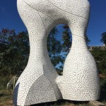 臺灣藝術家邱泰洋的作品，心在藝在，作品試圖賦予馬賽克一種生命力的生動意象，似能見到一對戀人浪漫的互動，搭配上優(yōu)雅的曲線，讓馬賽克磚也變的有溫度。