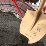 金鏟子落土，新業(yè)建設(shè)-董事長(zhǎng) 卓勝隆的親簽祝福，猶如正式種下夢(mèng)想種子，孕育生命，萌芽滋長(zhǎng)。