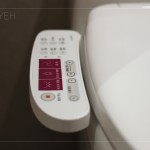 配有智慧馬桶，在寒冷的天氣有座溫調(diào)節(jié)舒適，守護(hù)家人嬌嫩的肌膚。