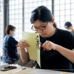 沿著線條剪裁，透過轉(zhuǎn)動(dòng)紙張方向，剪去多餘的邊角，利用些許剪紙小技巧，讓過程中更順手。