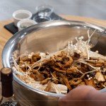 【迷迭醬油烤菇】
簡單的烤菇料理，不需要太繁複的工序，而是用看似平凡的食材，提出食物本身的鮮香風(fēng)味。
