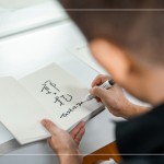 米灰色的質(zhì)感職人手札，搭配郭哥(郭子乾)親筆簽名，作為當(dāng)天抽獎禮，贈予一份特別的祝福。