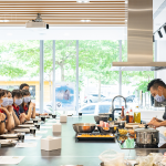 看著老師每一步驟的示範(fàn)與教學(xué)，一顆粽子的背後，是經(jīng)過繁瑣的步驟，從備料、炒料、再到包粽，讓我們感恩腳下每一寸土地，步步講究、守候與疼惜。