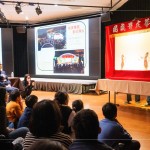 以牛皮刻劃出的戲偶，透過簽桿操控，利用燈光照射在白色布幕上，依循劇本內(nèi)容搭配音樂與口白來演出，既趣味又有意義。