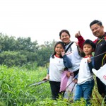 新業(yè)住戶攜家?guī)Ь?、步步向前，帶孩子親近大自然的同時(shí)，也一同用行動(dòng)守護(hù)著這條生命之河。