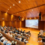 跨越千里，尋訪北歐冰川，聽(tīng)見(jiàn)古老冰川喘息的消融，深邃的夢(mèng)幻冰洞，從冰河母體崩裂，流落到冰河湖，再漂向大海，流連在海岸線上。