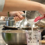 將切塊的白蘿蔔放入料理機打成汁，濾出蘿蔔渣的蘿蔔水，分別取出所需要的單位數(shù)並加入燜煮，讓蘿蔔糕更有香氣與口感。