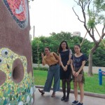 淘氣稚嫩之姐妹倆(插畫家邱馨怡 右一)，一同參觀新業(yè)觀峰『馬賽克藝術(shù)拼貼?戶外碉堡』，由日本藝術(shù)家駿 河敏，駐臺3週親手打造。