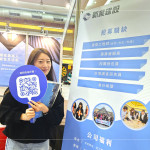 深入校園進(jìn)行招募推廣，分享公司福利制度，定期員工培訓(xùn)、國(guó)外旅遊、健檢…等，為即將成為社會(huì)新鮮人的同學(xué)們，提供多元且具發(fā)展性的就業(yè)選擇。