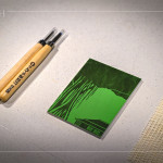 雕刻板選用適合初學(xué)者的樹脂板，圖案設(shè)計以臺中文學(xué)館的大榕樹和日式建築為意象，在刻板的同時，也讓創(chuàng)作更具樂趣。