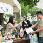 當(dāng)日完成指定任務(wù)，即可至服務(wù)臺(tái)轉(zhuǎn)出幸運(yùn)，新業(yè)期望每一位來(lái)到此的好友們，透過(guò)互動(dòng)拉近彼此距離。