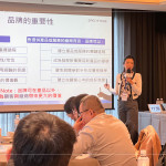 邀請(qǐng)信瑞企管莊慧謙老師，探討『全員品牌意識(shí)』，了解品牌價(jià)值與內(nèi)涵，並希望將品牌思維貫徹至全員。