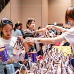 一人一份飲料及爆米花，讓大朋友小朋友盡情享受、沉浸其中。