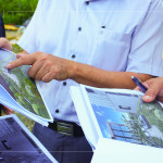 依照3D圖挑選適切的景石及樹種，模擬日照位置與擺設面向，更需要考量生長環(huán)境，打造與自然共存的建築。