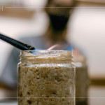 封罐前最後儀式，透過火焰高溫殺菌，為歲月的釀造揭開序幕，讓時間與微生物在無瑕的環(huán)境中，慢慢交織出專屬的風味。