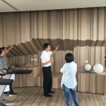 景觀健身房裡的一側(cè)，佈滿不規(guī)則而立體的線條，隱身的收納空間透過具現(xiàn)代感的擺設(shè)，瞬間進(jìn)入藝術(shù)的魔幻空間。